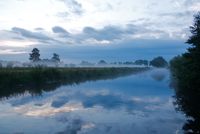 wolkenreflectie in het Valleikanaal